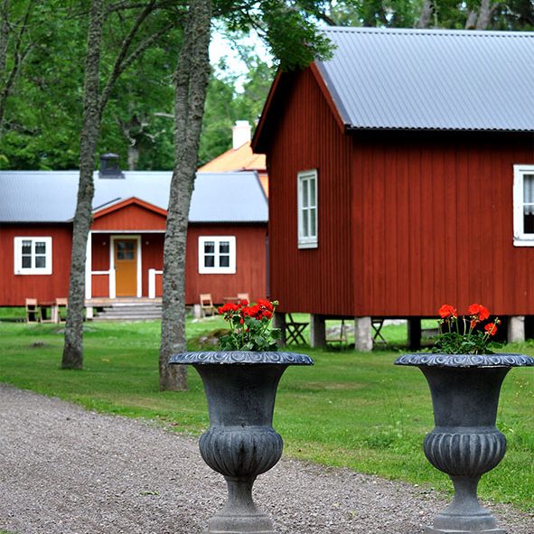 Red cottages by the sea at Sågarbo herrgård