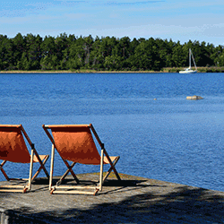 Sunchairs by the sea at Sågarbo herrgård stuguthyrning